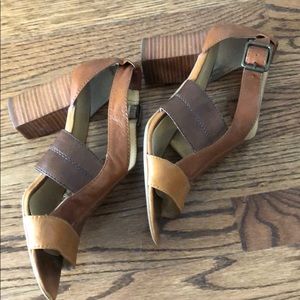 Nine West woman’s shoe multi colored brown leather